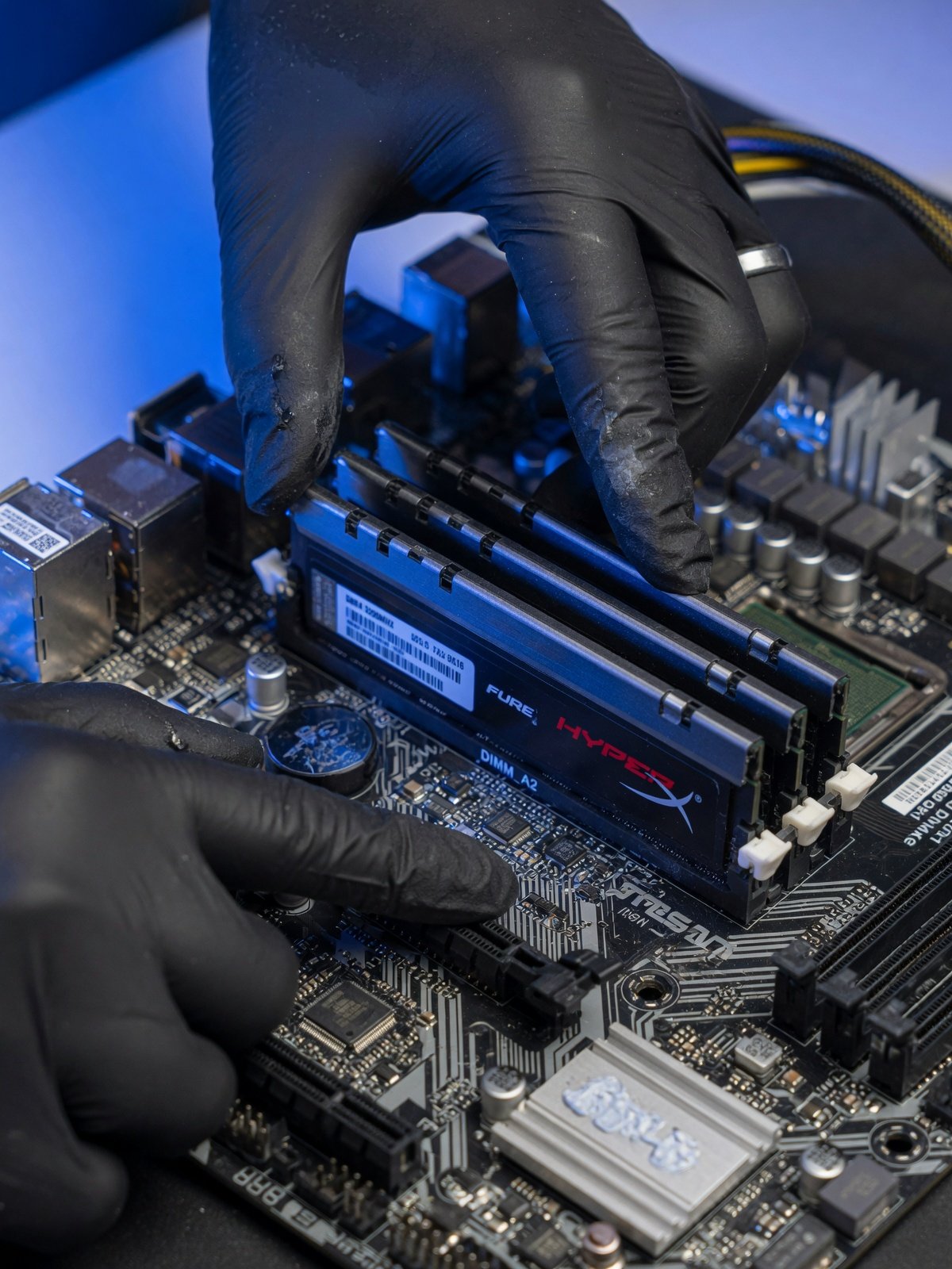 Técnico a instalar componentes num computador personalizado